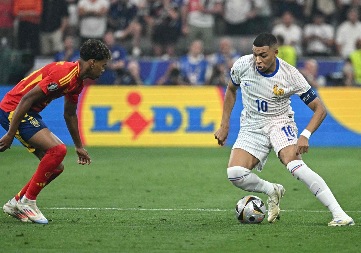 Mbappé ante Yamal en el partido de las semifinales de la Eurocopa