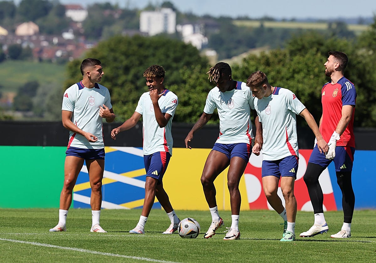 Ferrán, Lamine Yamal, Nico Williams, Fermín y Unai Simón, en el último entrenamiento antes de la semifinal