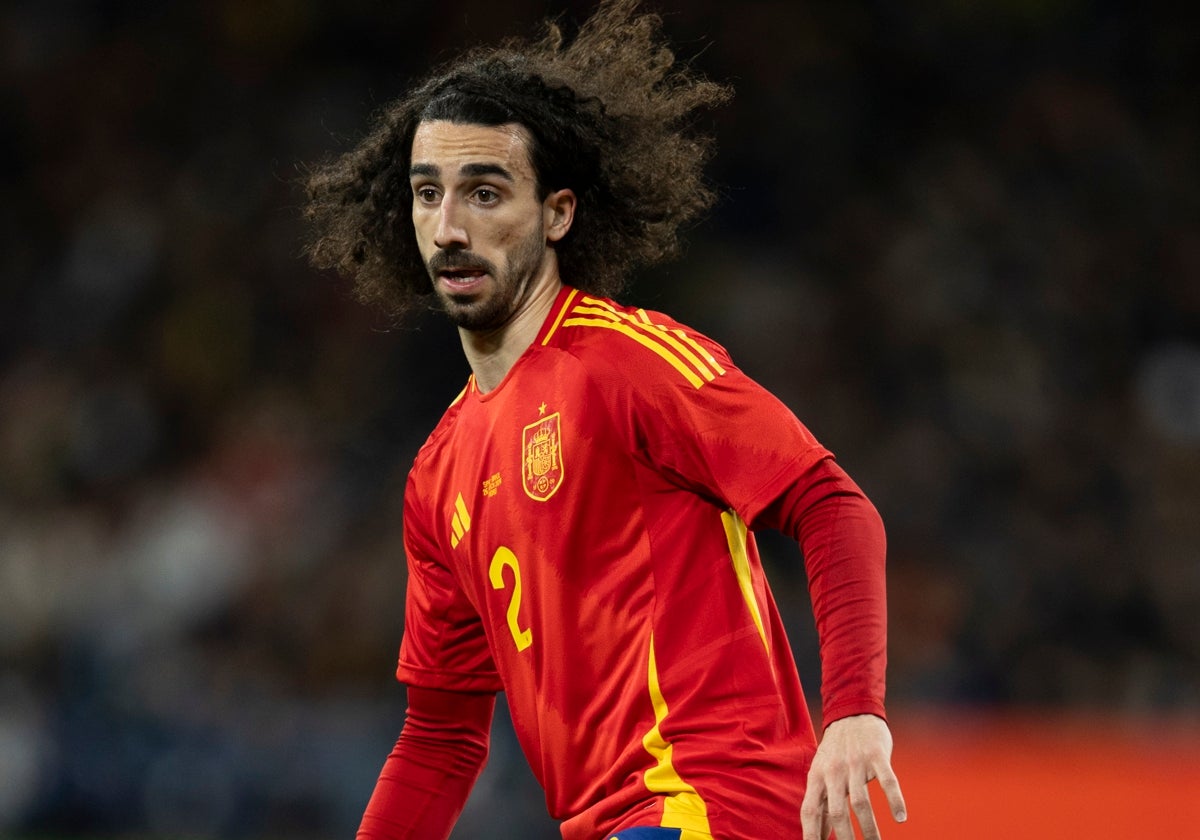 Marc Cucurella vistiendo la camiseta de la selección española ante Francia