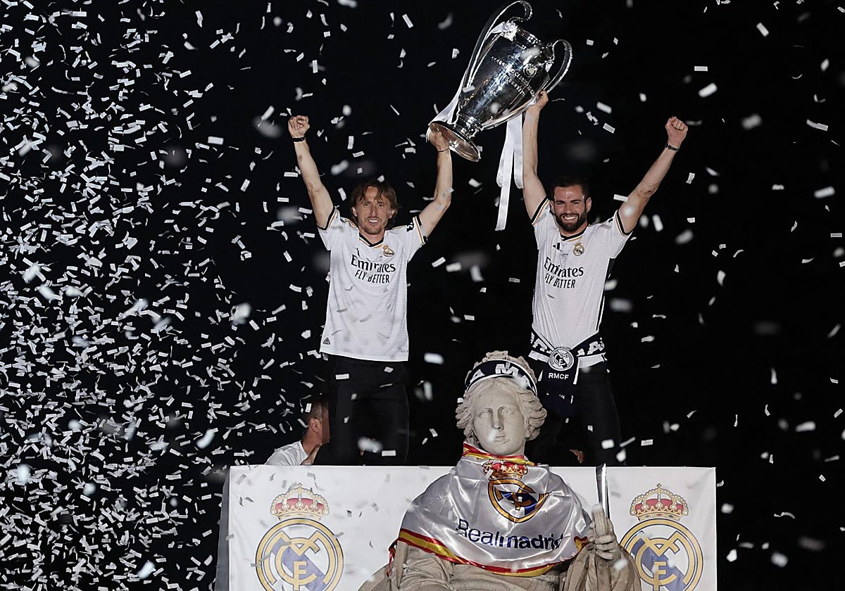 Nacho y Modric, durante la celebración en Cibeles de la Liga de Campeones 2024