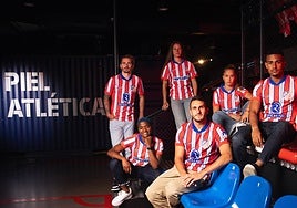 El Atlético presenta su nueva camiseta, con el escudo clásico y en homenaje al doblete