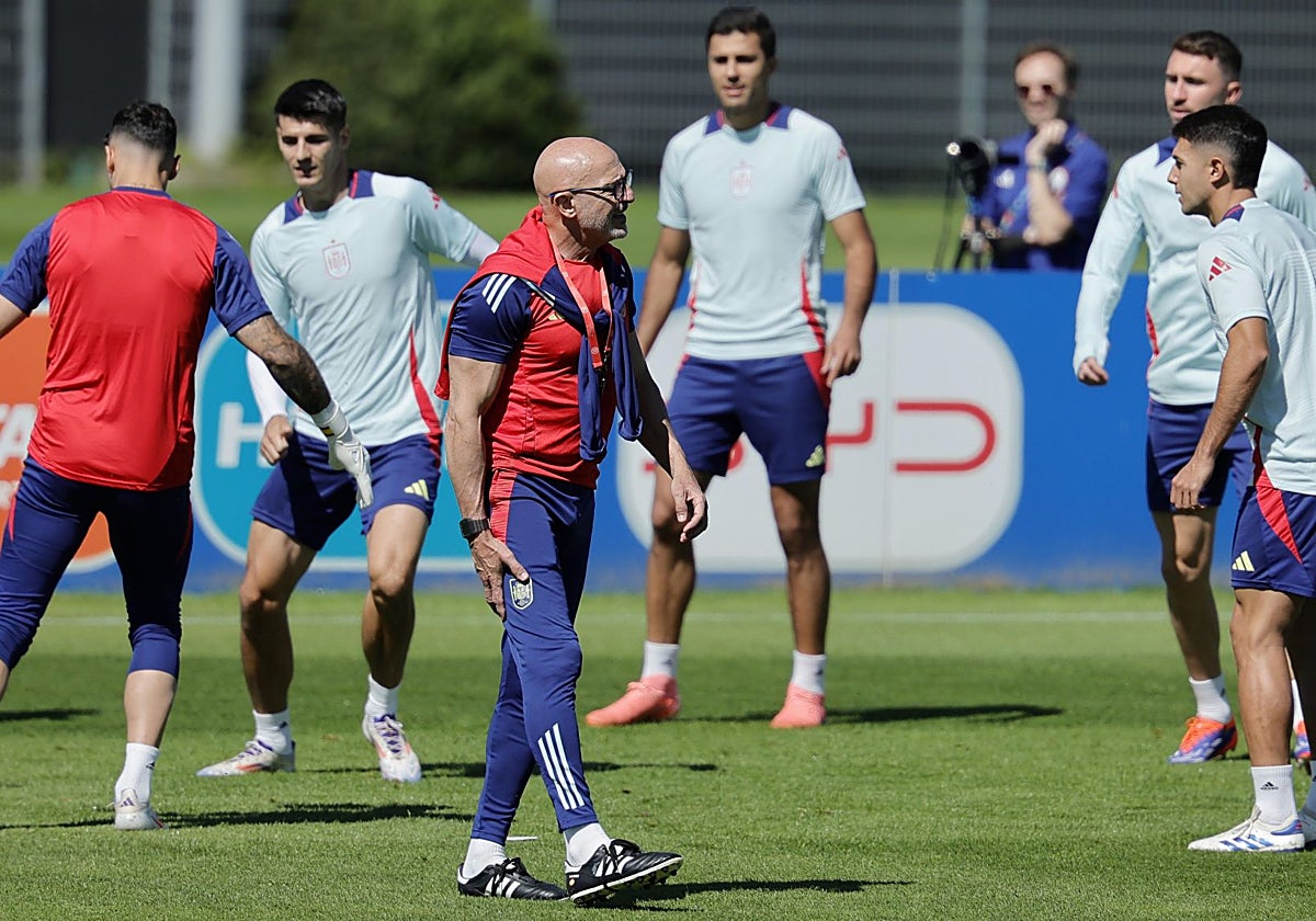 Luis de la Fuente dirige un entrenamiento de España