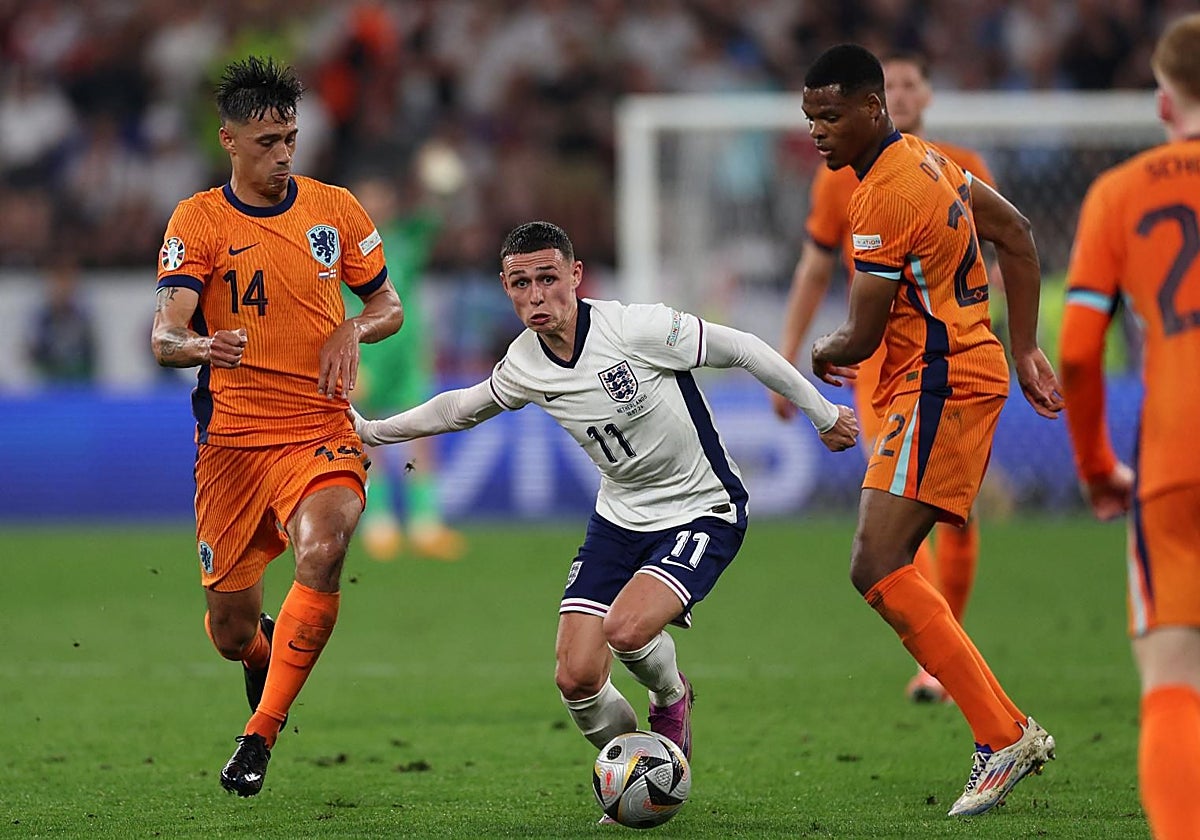 Foden se cuela entre dos jugadores ingleses