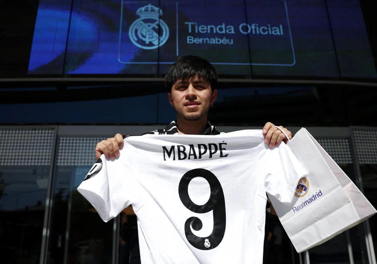 Se desata la fiebre por la camiseta de Mbappé en las tiendas del Real Madrid; más de un mes de espera para comprarla por internet