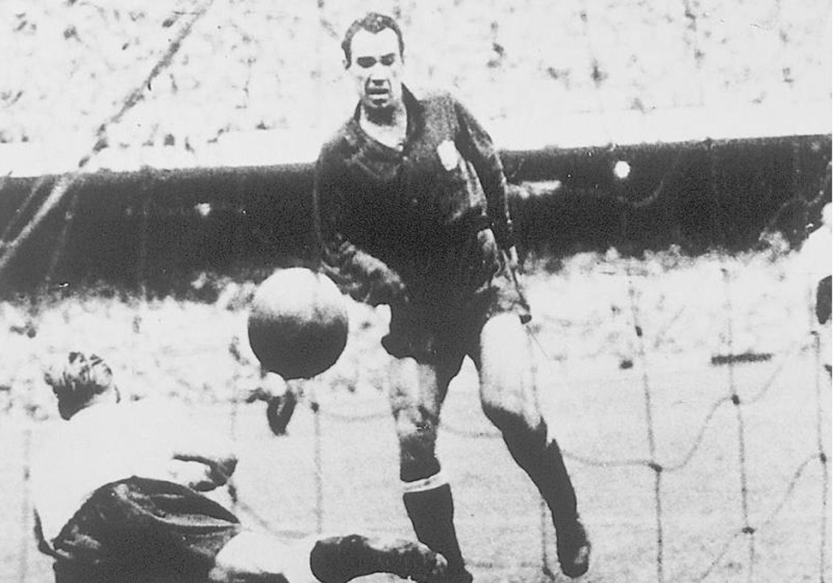 Legendario gol de Zarra en Maracaná, Río de Janeiro, en el Mundial de 1950 ante Inglaterra, en el momento en que se anticipa al portero Williams tras servicio de Gainza de cabeza