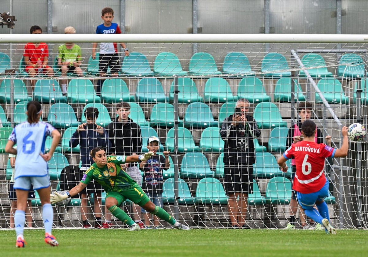 Bartonova marcando de penalti ante España
