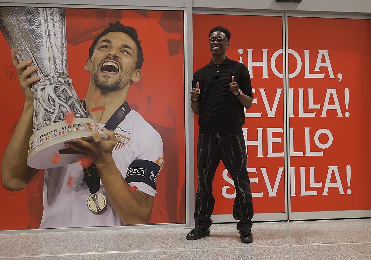 Lokonga sonríe en su llegada al aeropuerto de Sevilla este viernes