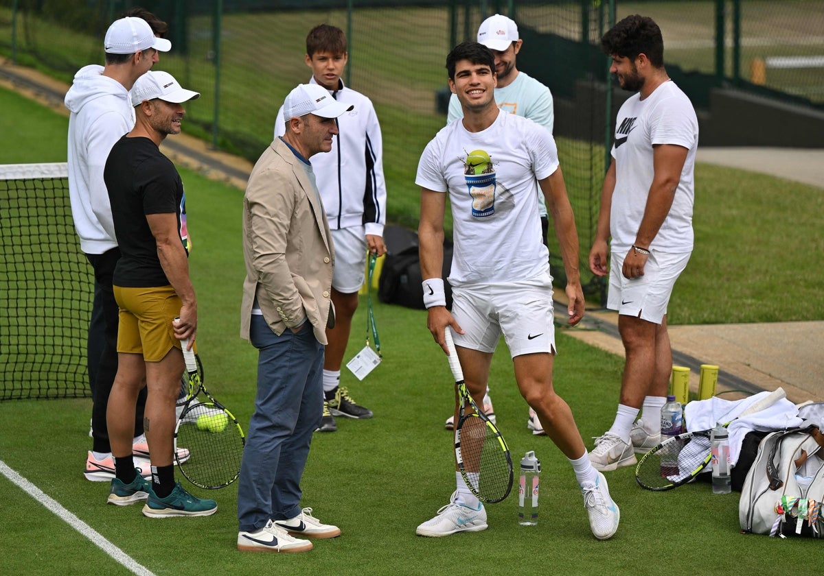 Alcaraz, con su equipo, durante el entrenamiento en Wimbledon