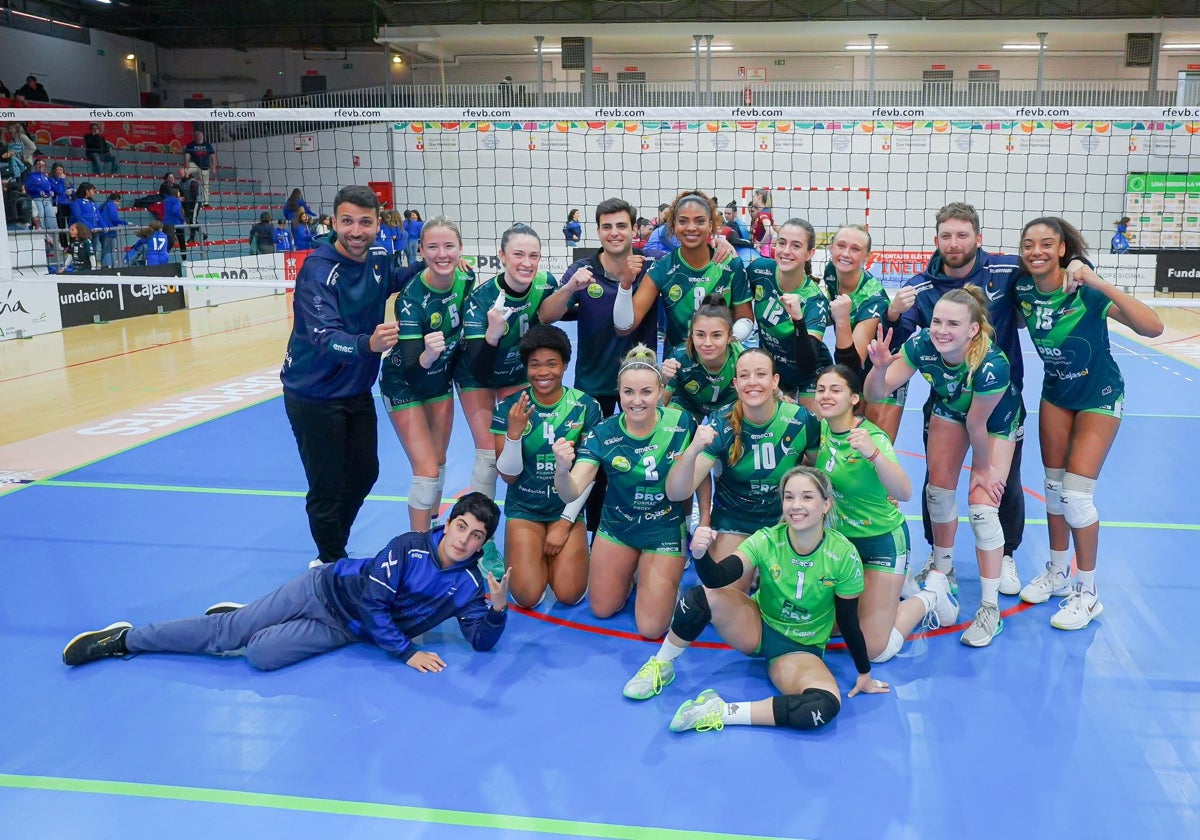 La plantilla del CAV Esquimo Vóley de Dos Hermanas, celebrando una victoria