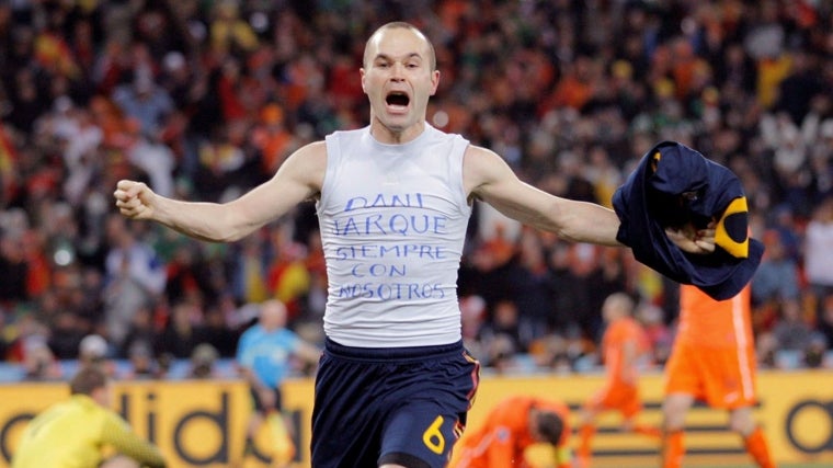 Iniesta celebra el gol que dio a España su primer y único Mundial