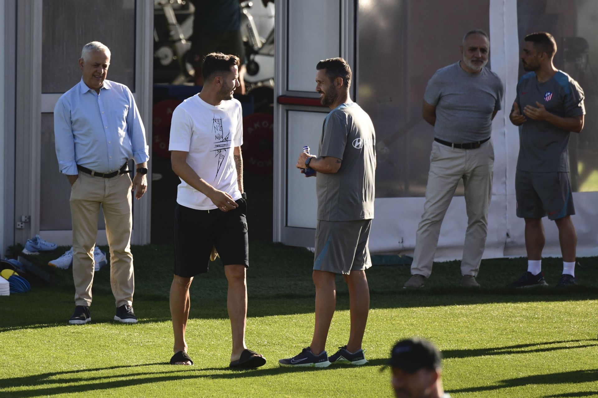 Saúl, en su despedida de sus compañeros del Atlético de Madrid tras el enternamiento de este sábado