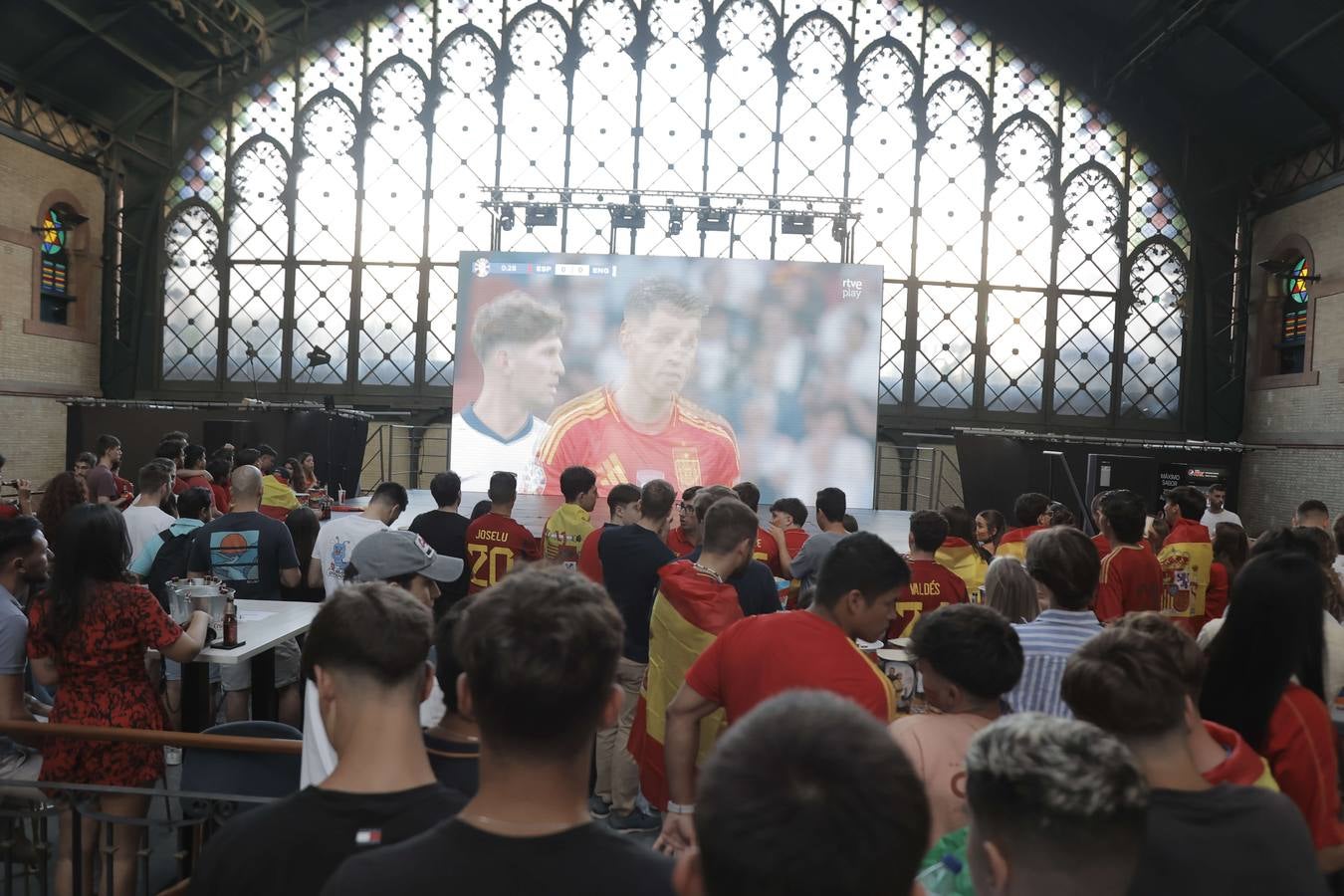 Numerosas personas han seguido el partido en el Centro Comercial Plaza de Armas, tanto en el hall principal como en en el cine