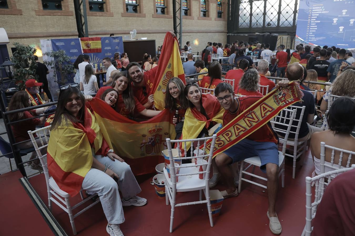 Numerosas personas han seguido el partido en el Centro Comercial Plaza de Armas, tanto en el hall principal como en en el cine