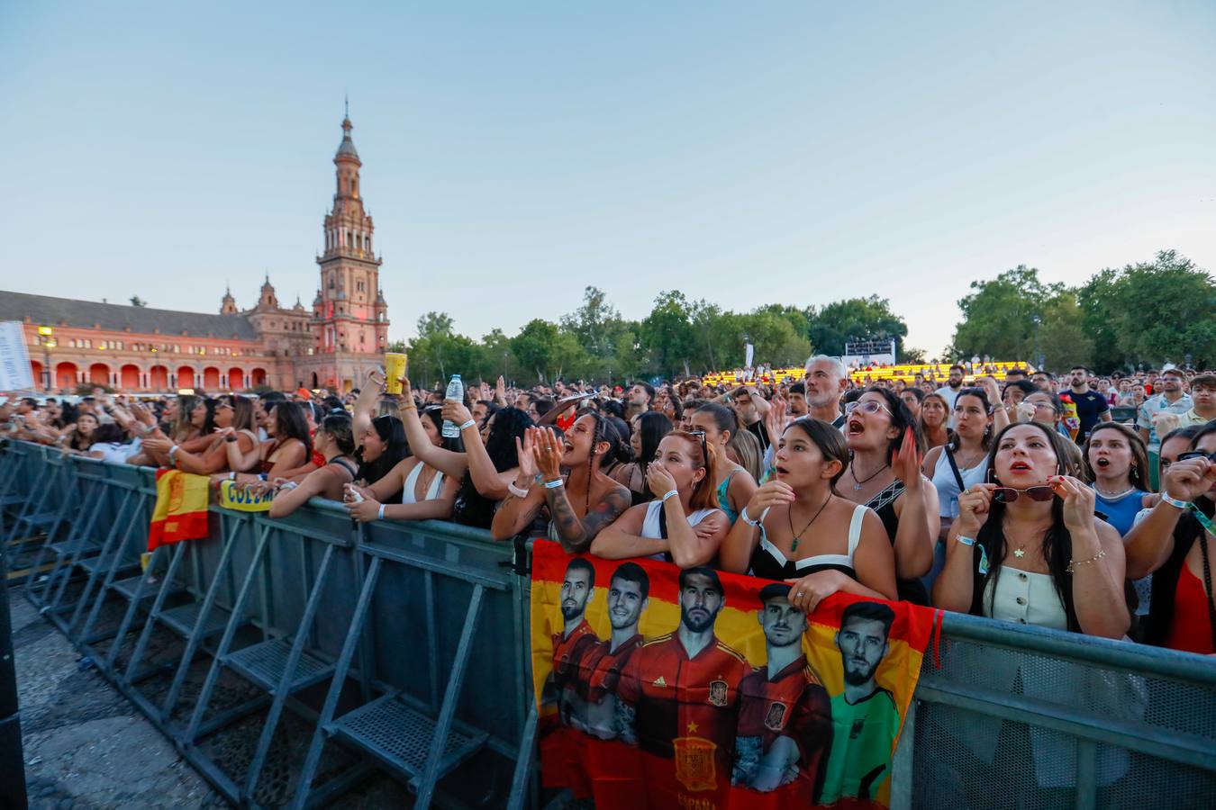 En la Plaza de España se siguió el partido en una pantalla colocada en el escenario del Icónica