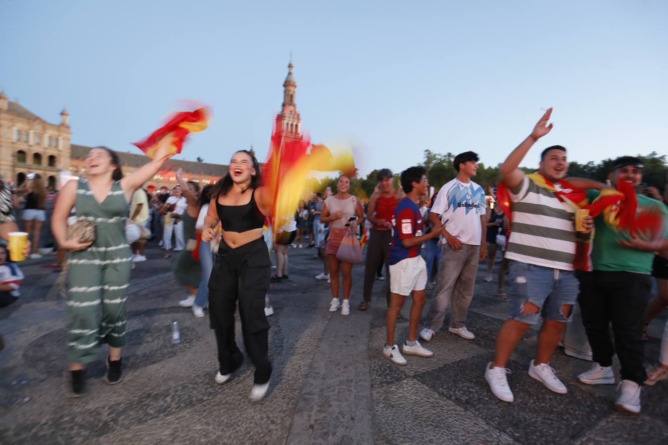 En la Plaza de España se siguió el partido en una pantalla colocada en el escenario del Icónica