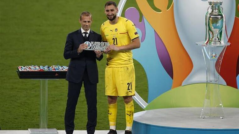 Gianluigi Donnarumma recibe el premio de MVP