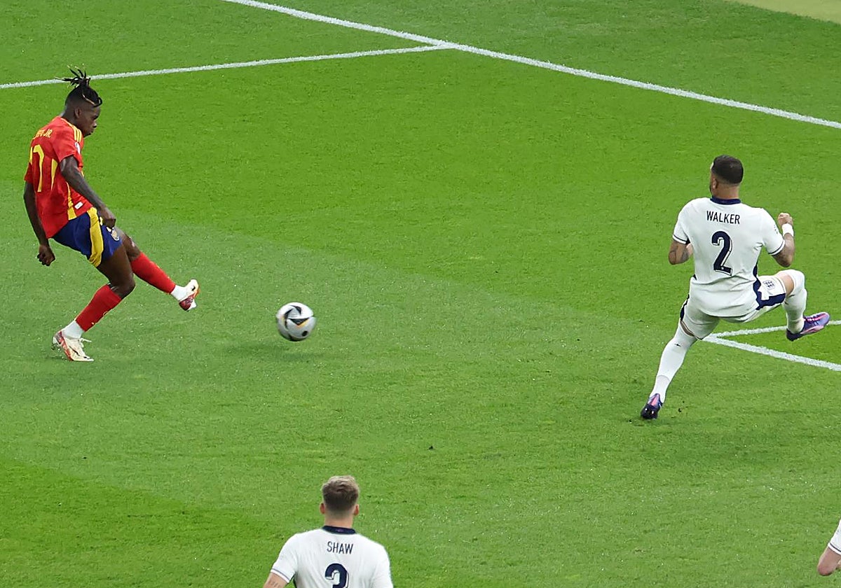Nico Williams define para adelantar a España en la final de la Eurocopa