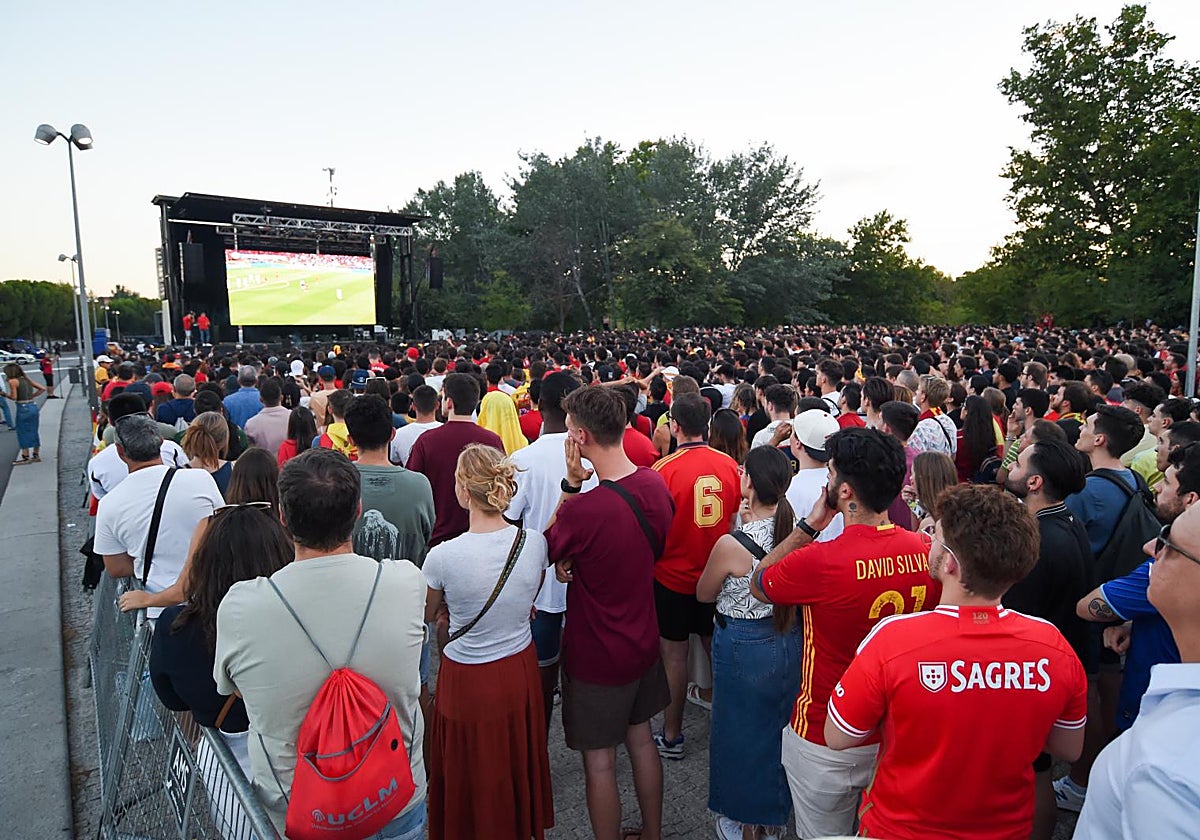 Cientos de personas ven en una pantalla gigante el partido de semifinales de la Eurocopa entre España y Francia