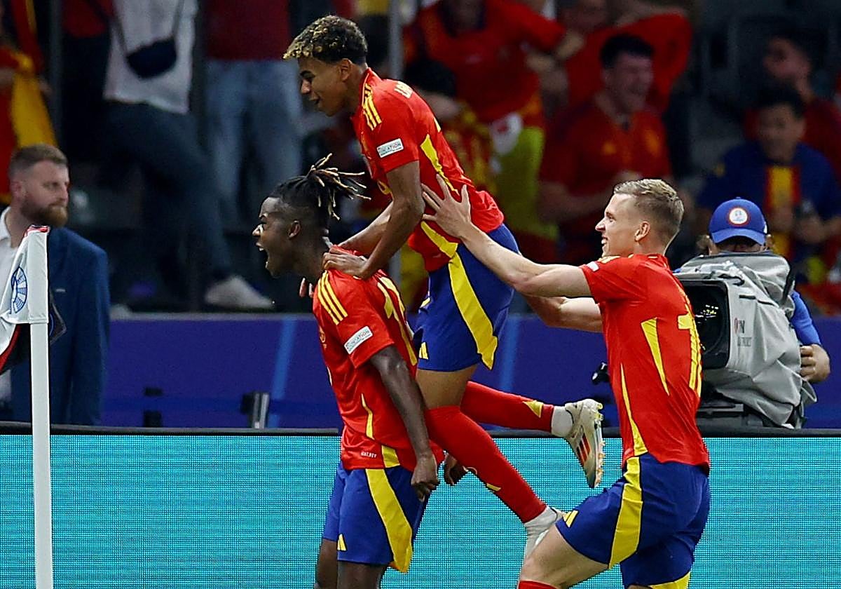 Los jugadores españoles celebran un gol anotado en esta Eurocopa