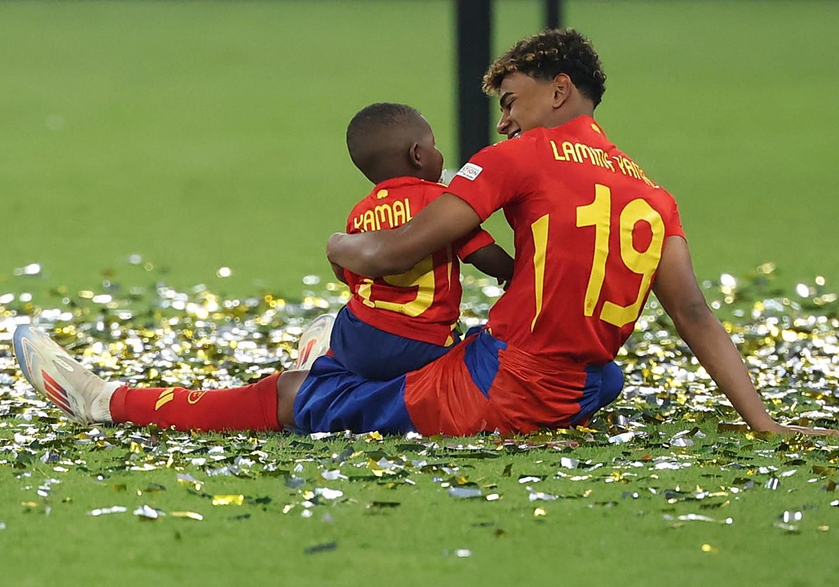 yamal, con su hermano pequeño y una bufanda azulgrana, disfrutando de la victoria