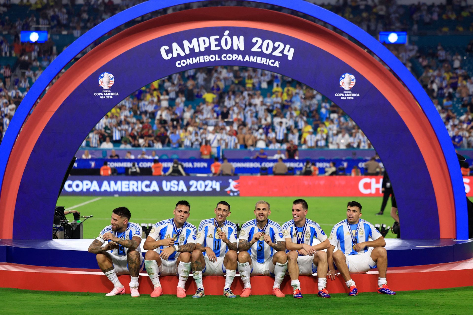 Otamendi, Lautaro, Di María, Paredes, Lo Celso y Acuña celebran el título de la Copa América para Argentina
