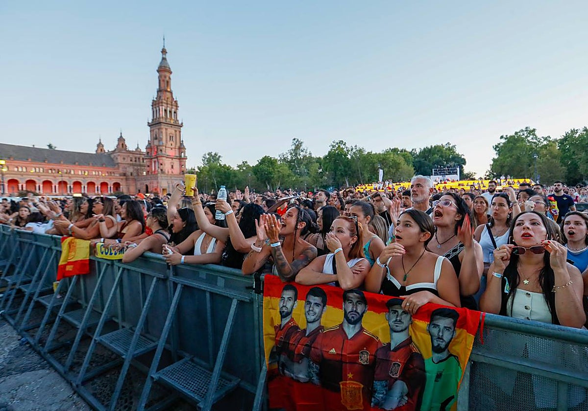 Los asistentes al concierto de Icónica pudieron ver el partido en la Plaza de España