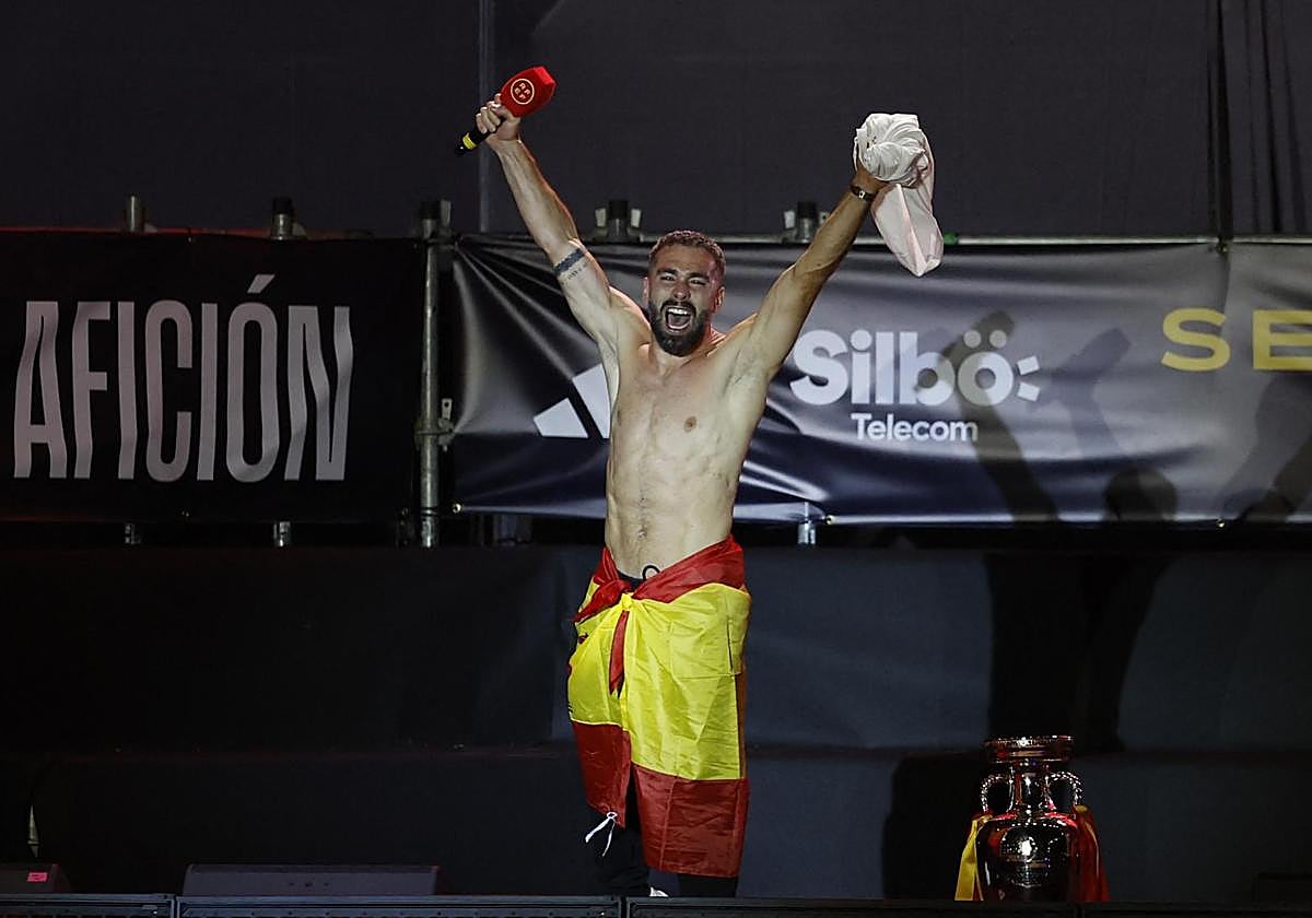 Carvajal durante la celebración de España tras ganar la Eurocopa 2024 en Cibeles