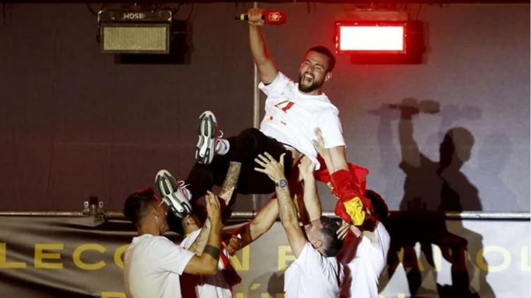 Nacho, manteado durante la celebración del triunfo en la Eurocopa