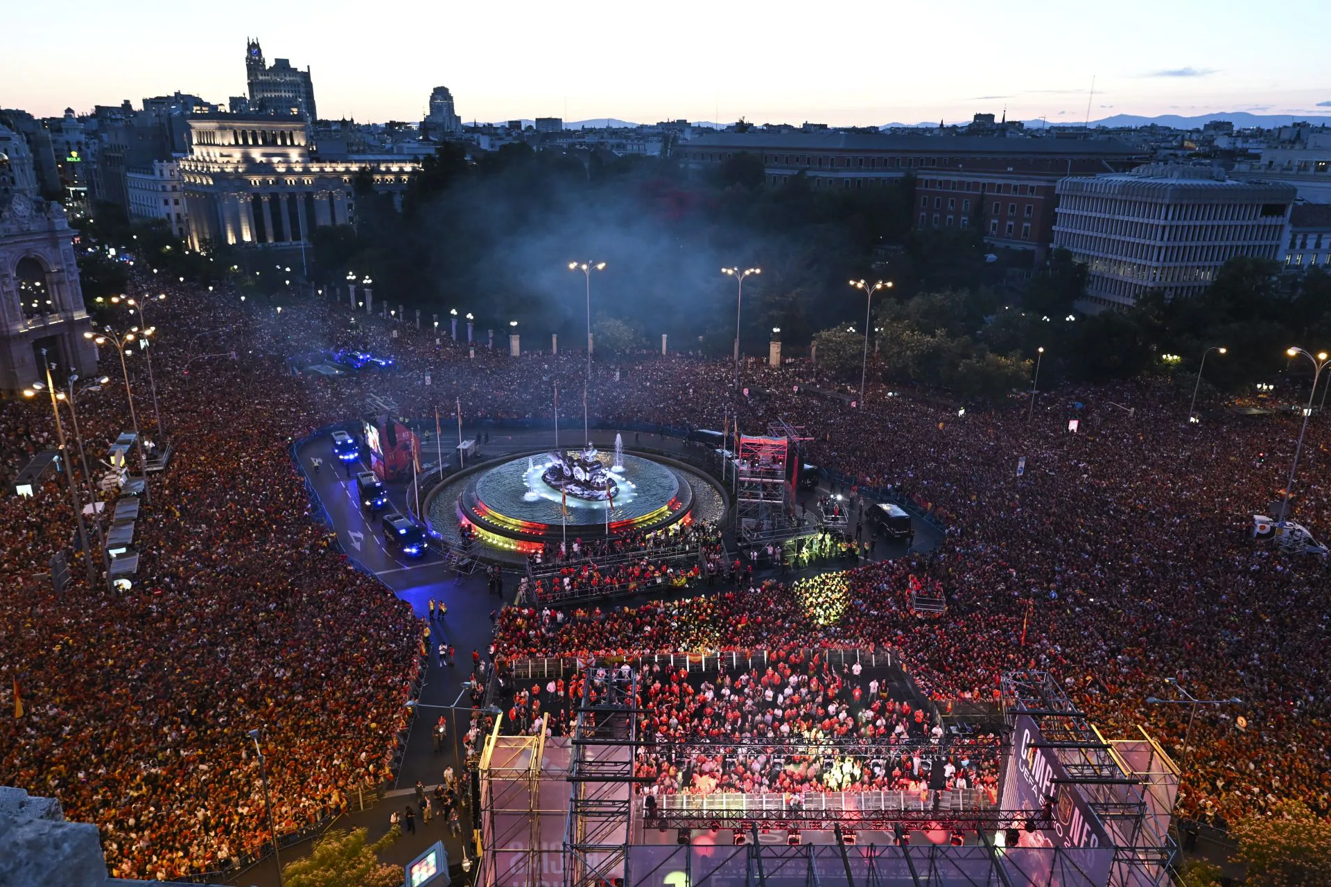 Plaza de Cibeles al anochecer esperando la llegada de los jugadores