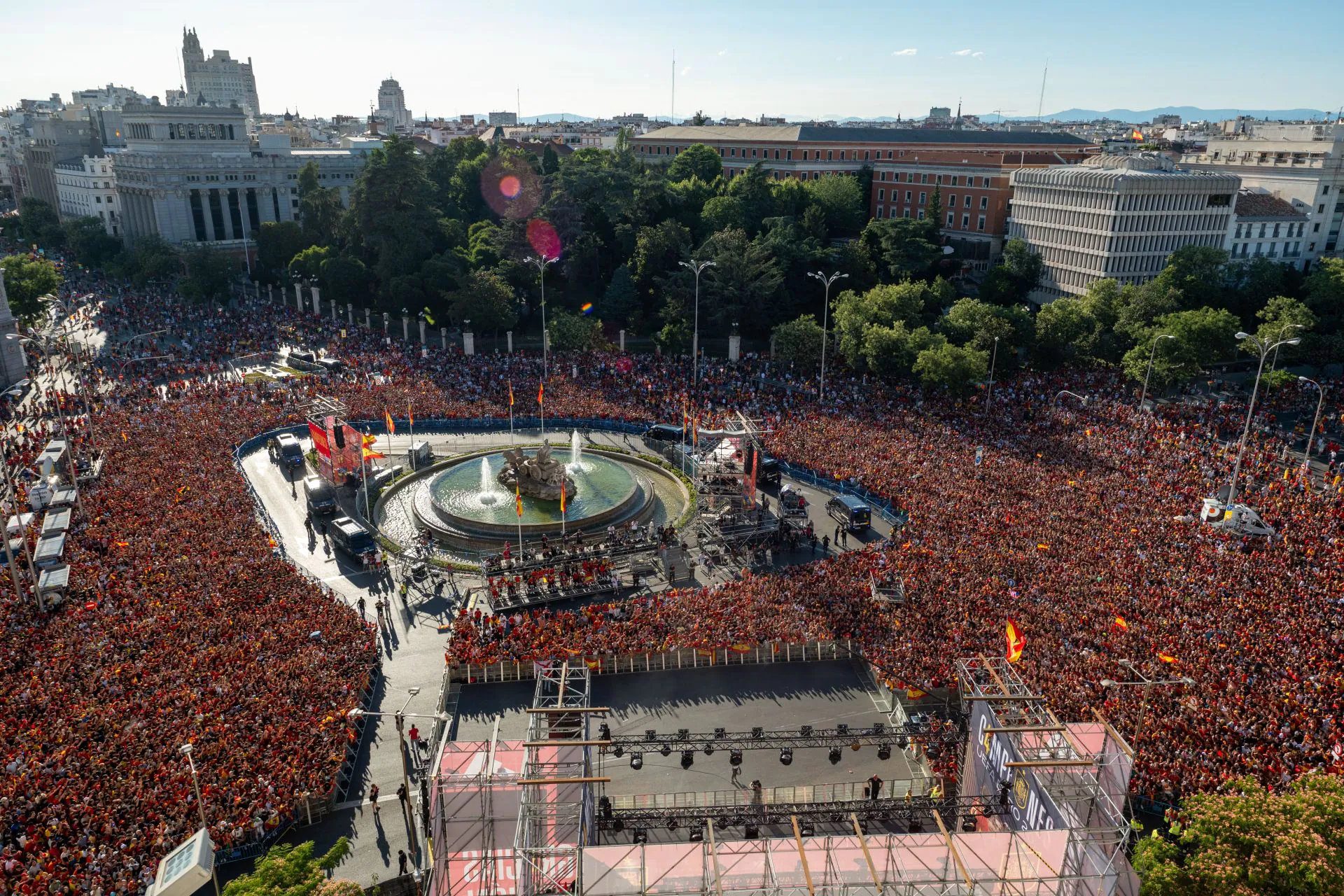 Visión área de los aficionados en la Plaza de Cibeles