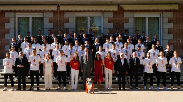 Imagen antes - El frío saludo de Carvajal a Pedro Sánchez y la incomodidad de los campeones de Europa en la recepción en Moncloa