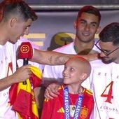 María, la niña enferma de cáncer a la que la selección ha invitado a su celebración en Cibeles