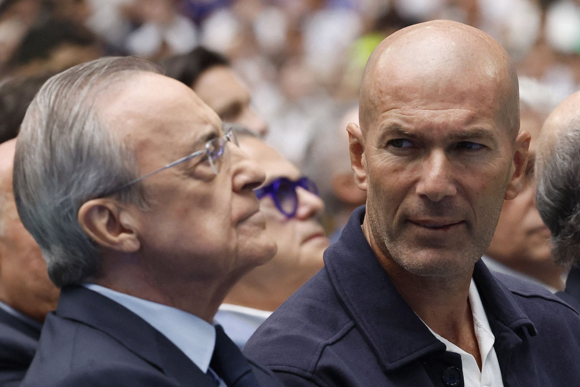 Florentino Pérez ha salido acompañado  de otra leyenda merengue como es Zinedine Zidane
