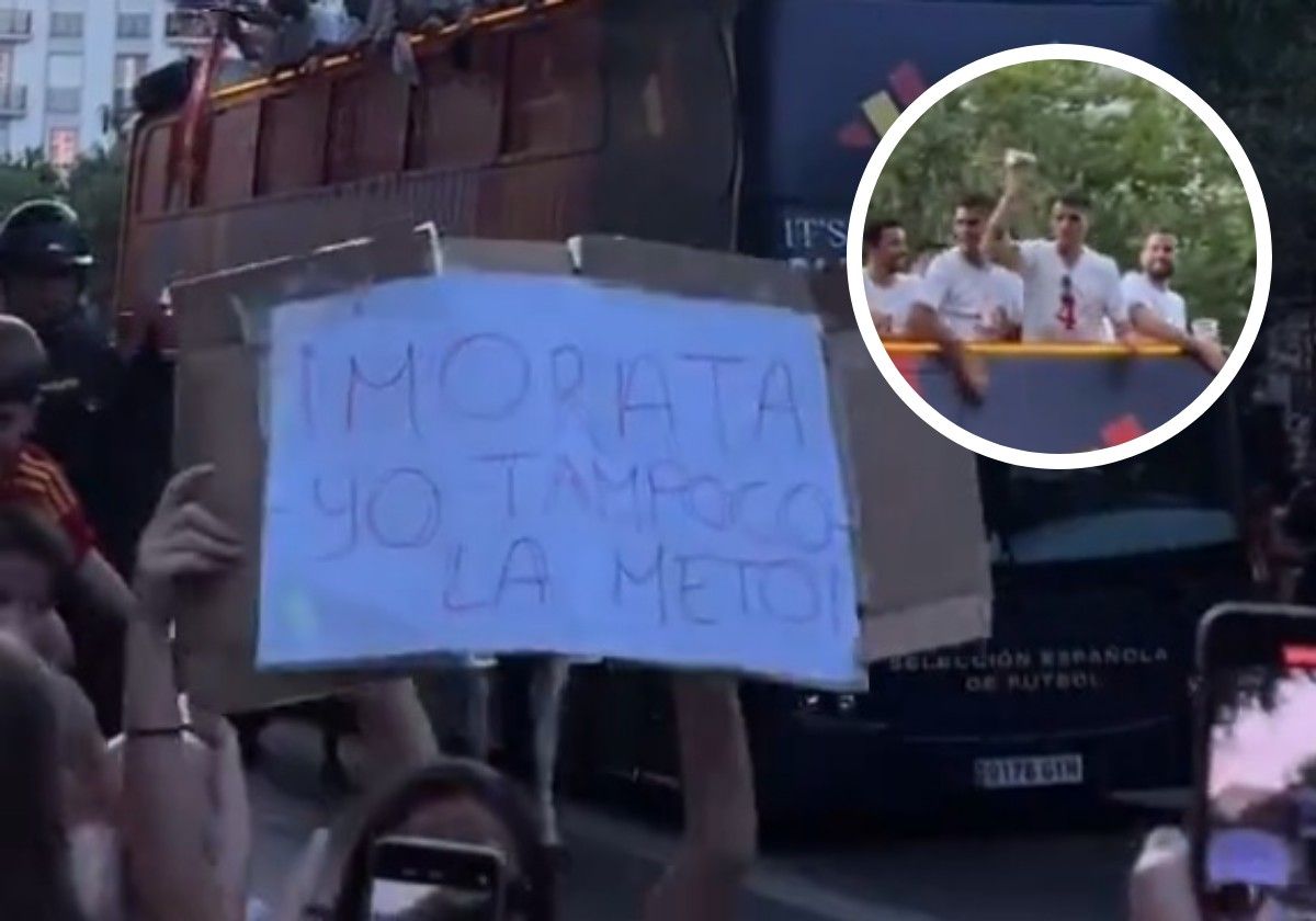 Pancarta de la aficionada y Morata en el instante que lanza el vaso.