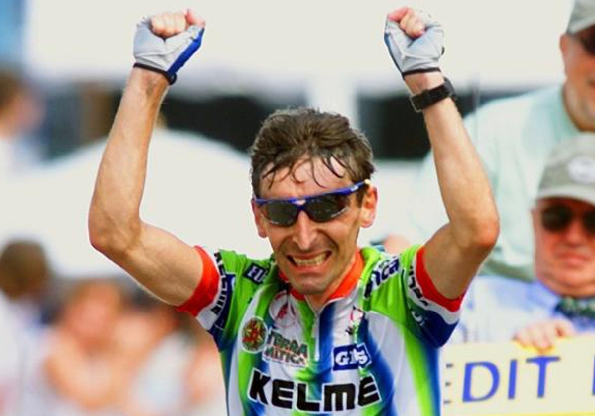 La alegría de Escartín al cruzar la meta como vencedor en la 15ª etapa del Tour 1999