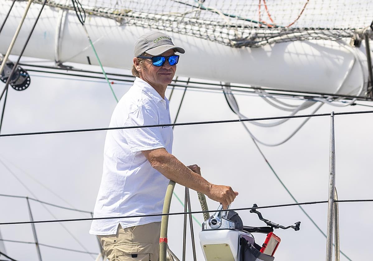 Arranca desde el Abra el nuevo intento de récord de La Vuelta a España del Maxicat Victoria de Alex Pella