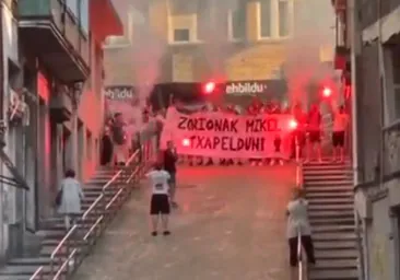 Los amigos de Oyarzabal le aclaman frente a la sede de Bildu en Eibar al ritmo de 'Potra salvaje'