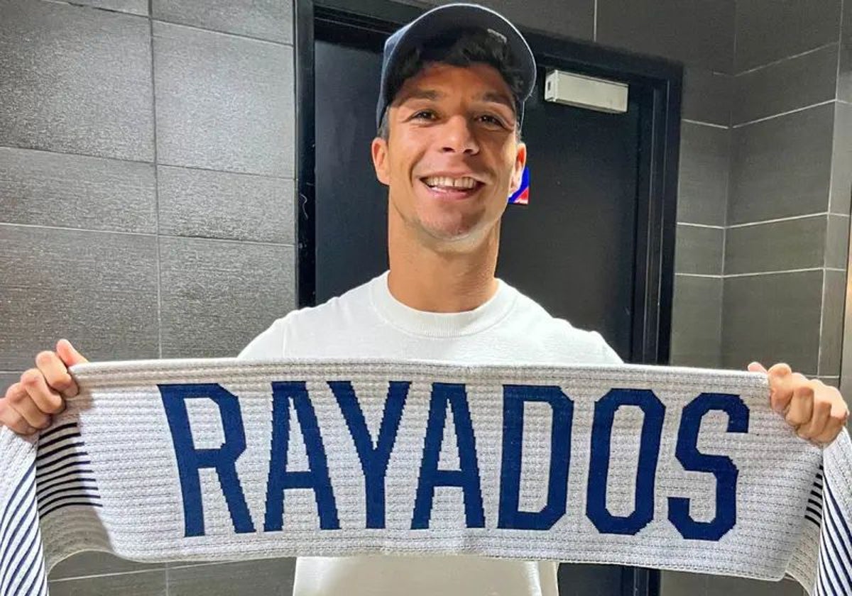 Oliver Torres en su llegada a Monterrey