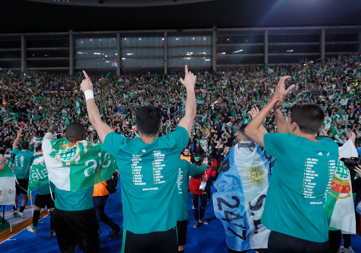 Los béticos celebran la consecución de la Copa del rey en el Estadio de la Cartuja