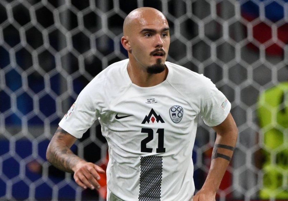 El central Vanja Drkušić, duante un partido de la Eurocopa con Eslovenia
