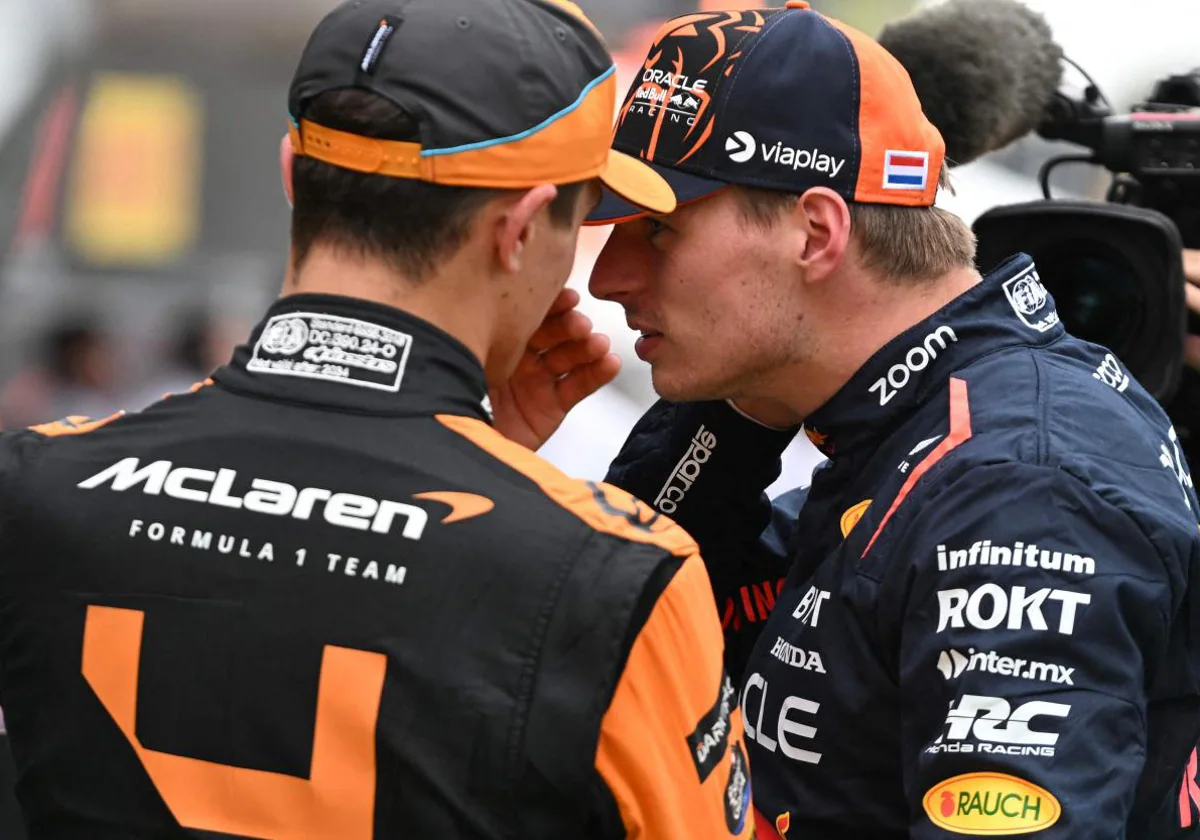 Norris, de espaldas, charla con Verstappen tras la clasificación del GP de Hungría