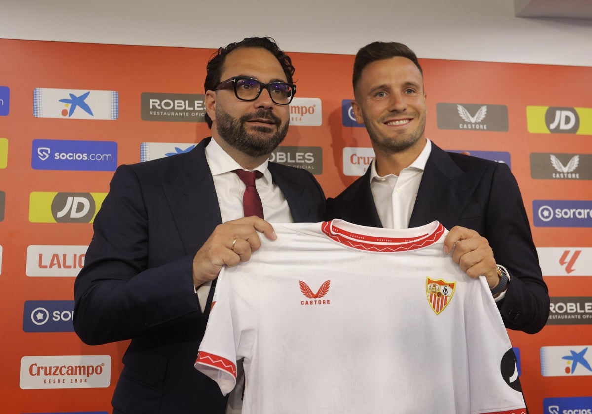 Saúl, junto a Víctor Orta, en su presentación como jugador del Sevilla