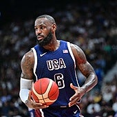 La delegación de Estados Unidos vota a una leyenda para portar la bandera en la inauguración de los Juegos