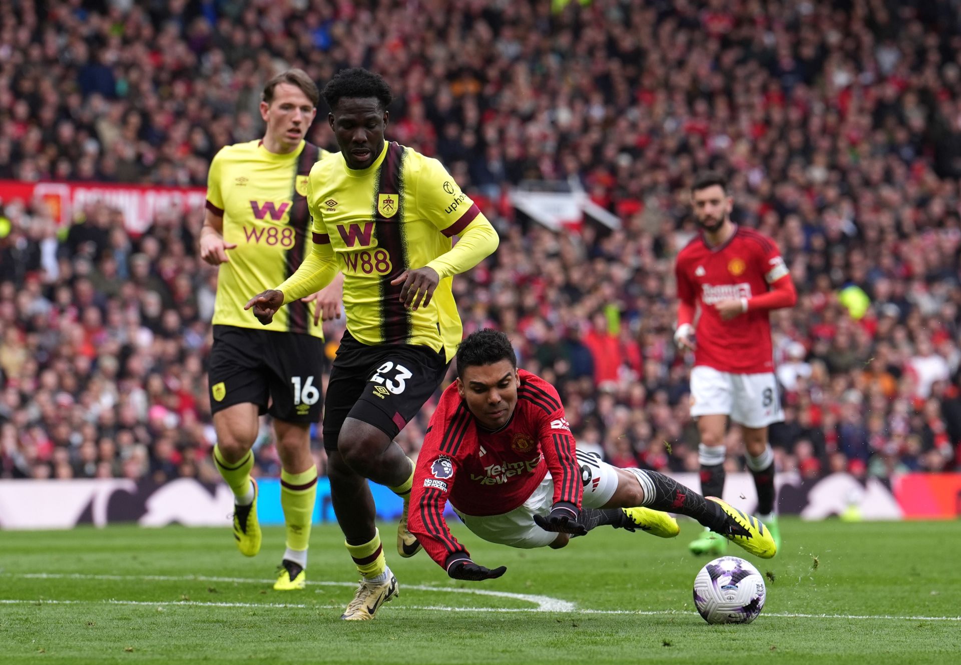 Datro Fofana, junto a Casemiro en un partido del Burnley contra el Manchester United en la temporada 2023-24
