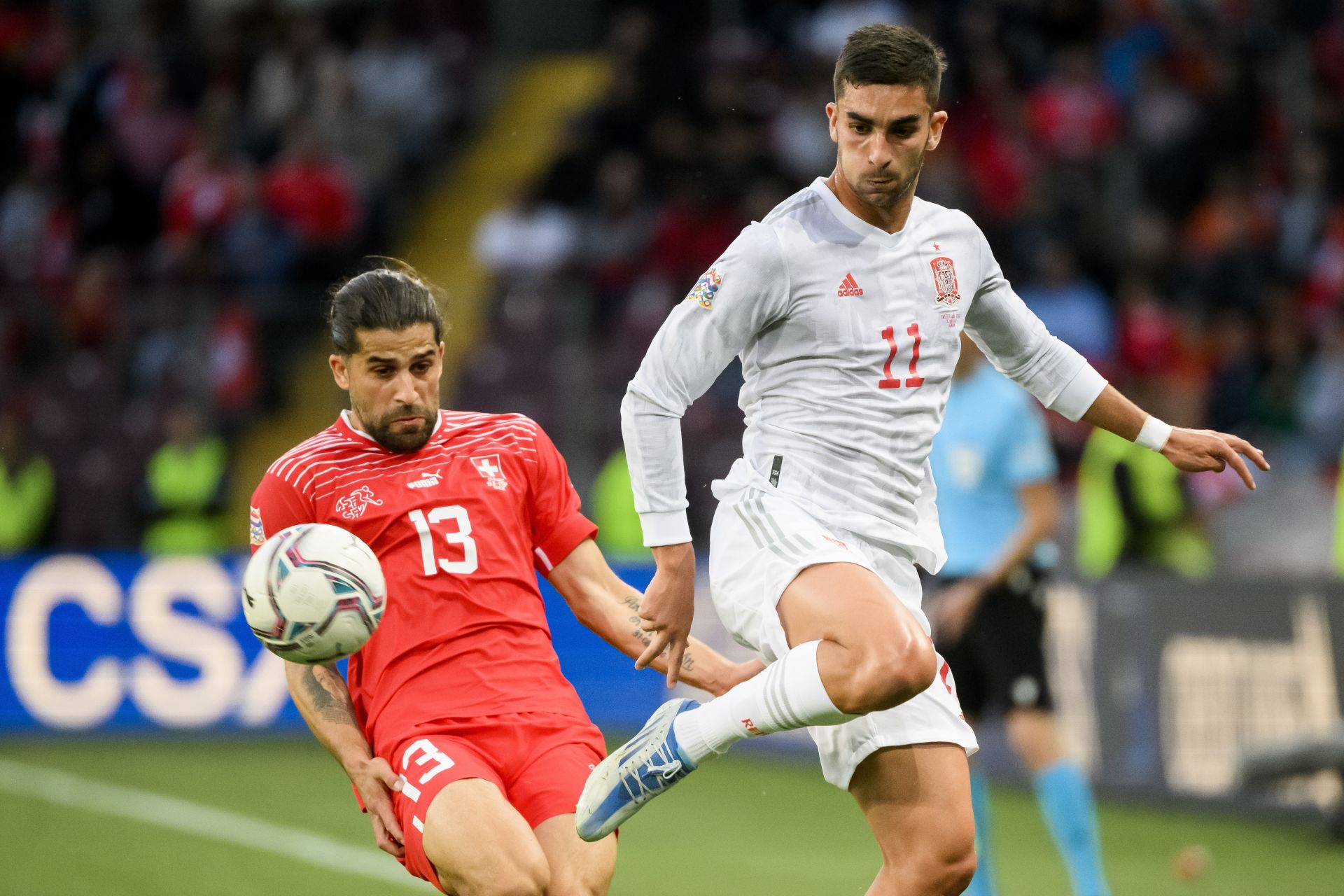 Ricardo Rodríguez presiona a Ferrán Torres durante un Suiza - España en 2022