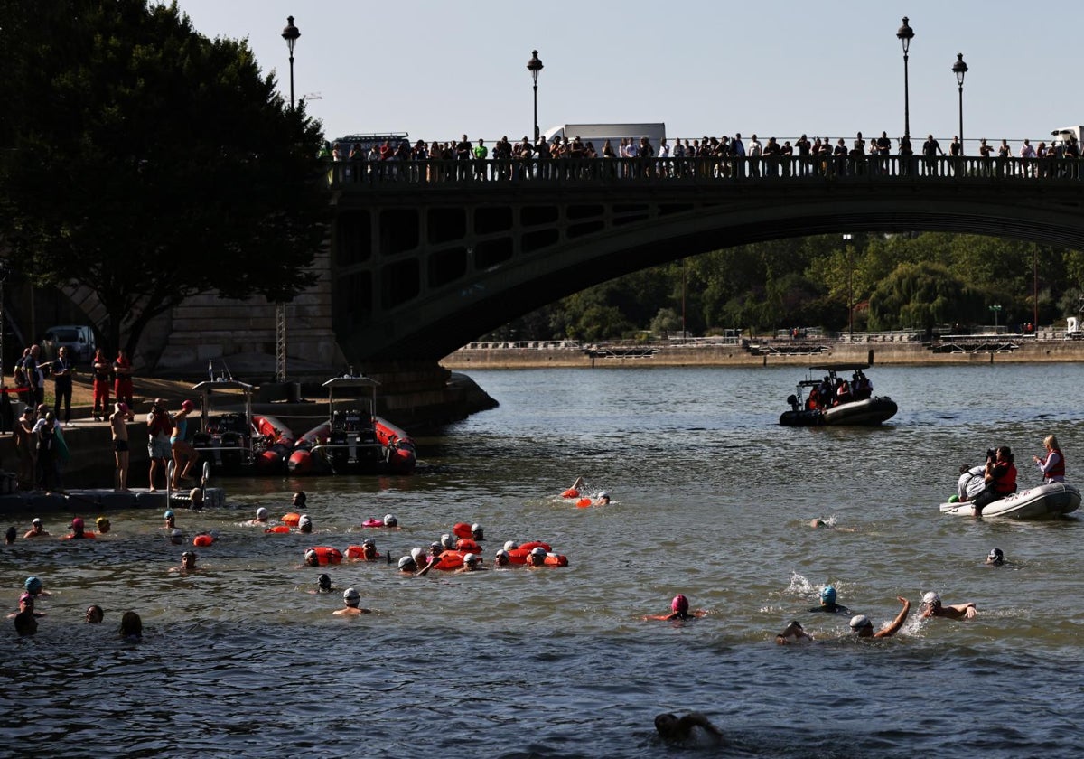 El río Sena, durante el baño en sus aguas de la alcaldesa de París, Anne Hidalgo, y las autoridades de la candidatura olímpica