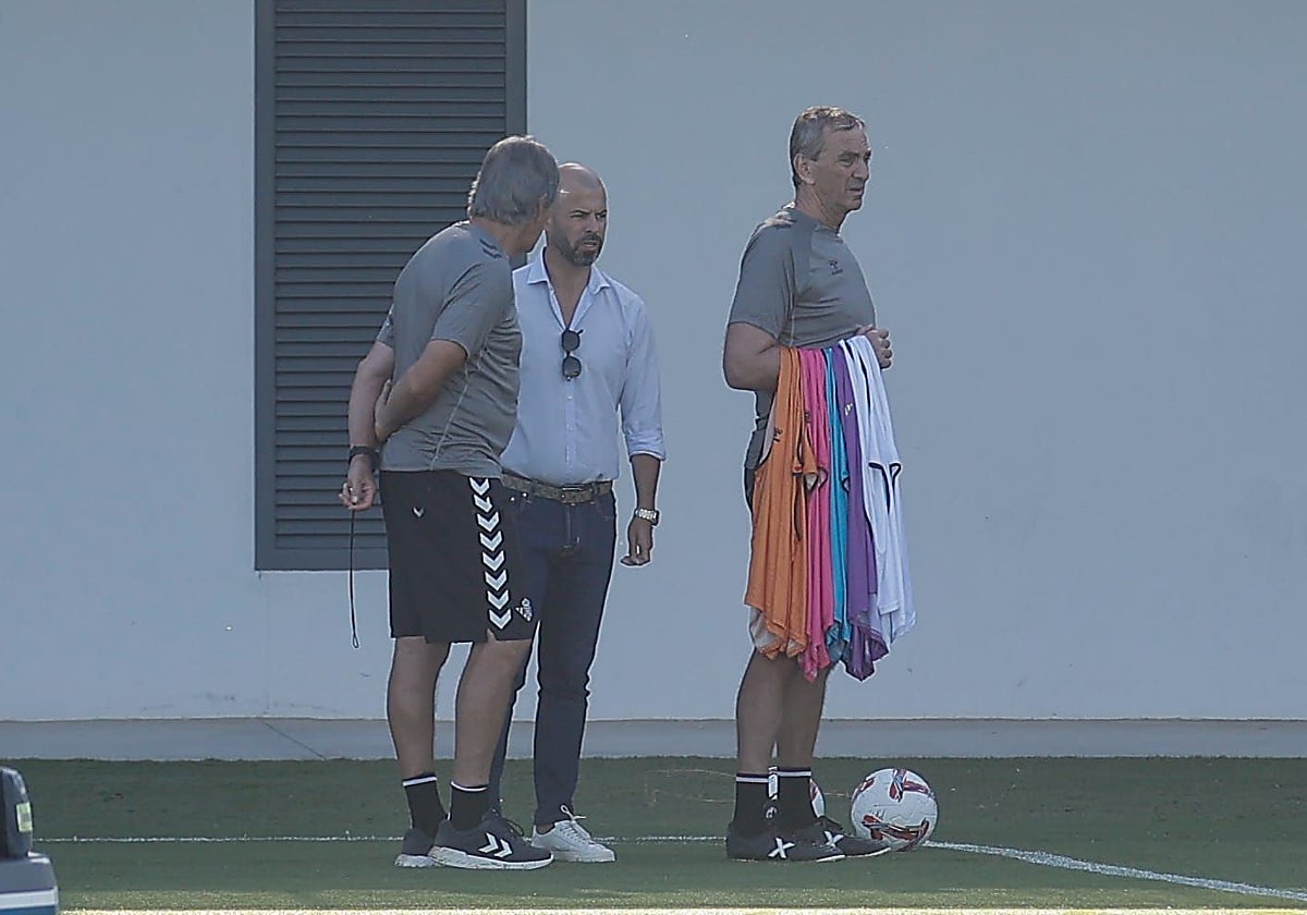 Pellegrini y Manu Fajardo dialogan ante Cousillas durante el entrenamiento del Betis en la ciudad deportiva Luis del Sol