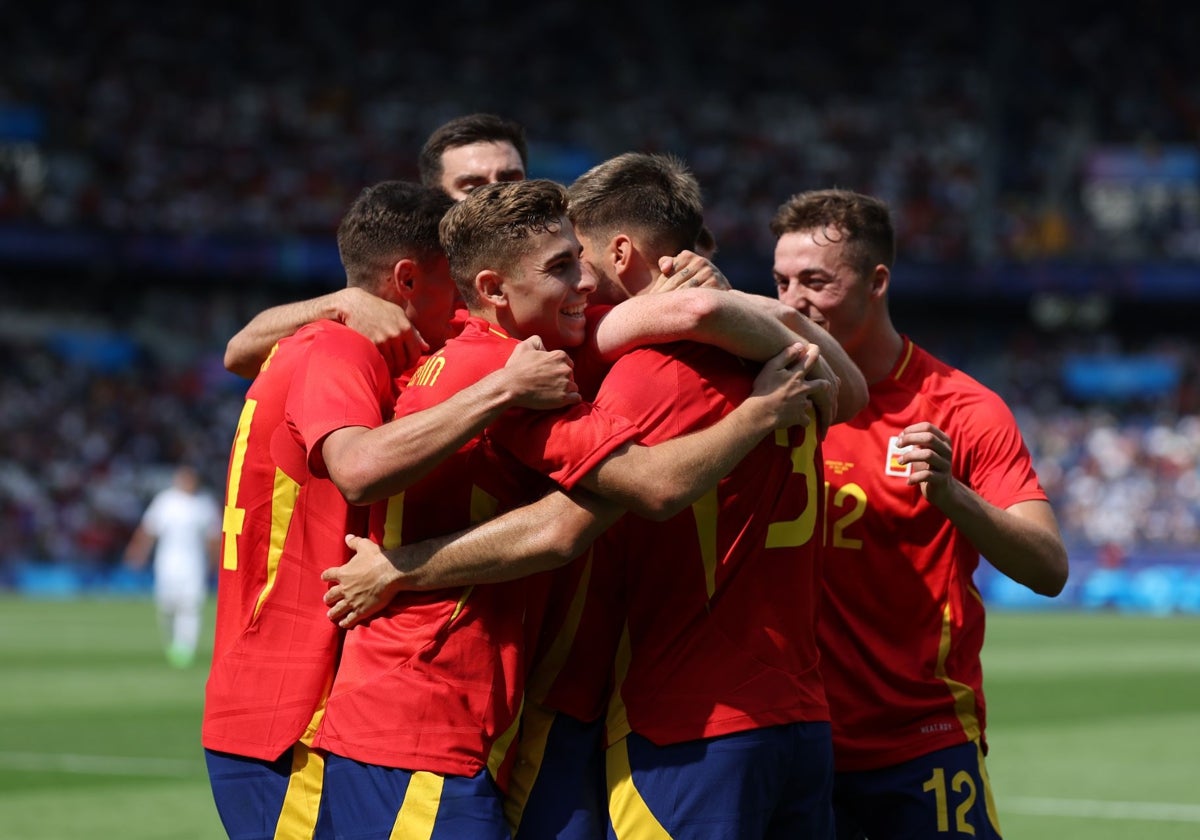 Los jugadores españoles celebran el primer gol ante Uzbekistán