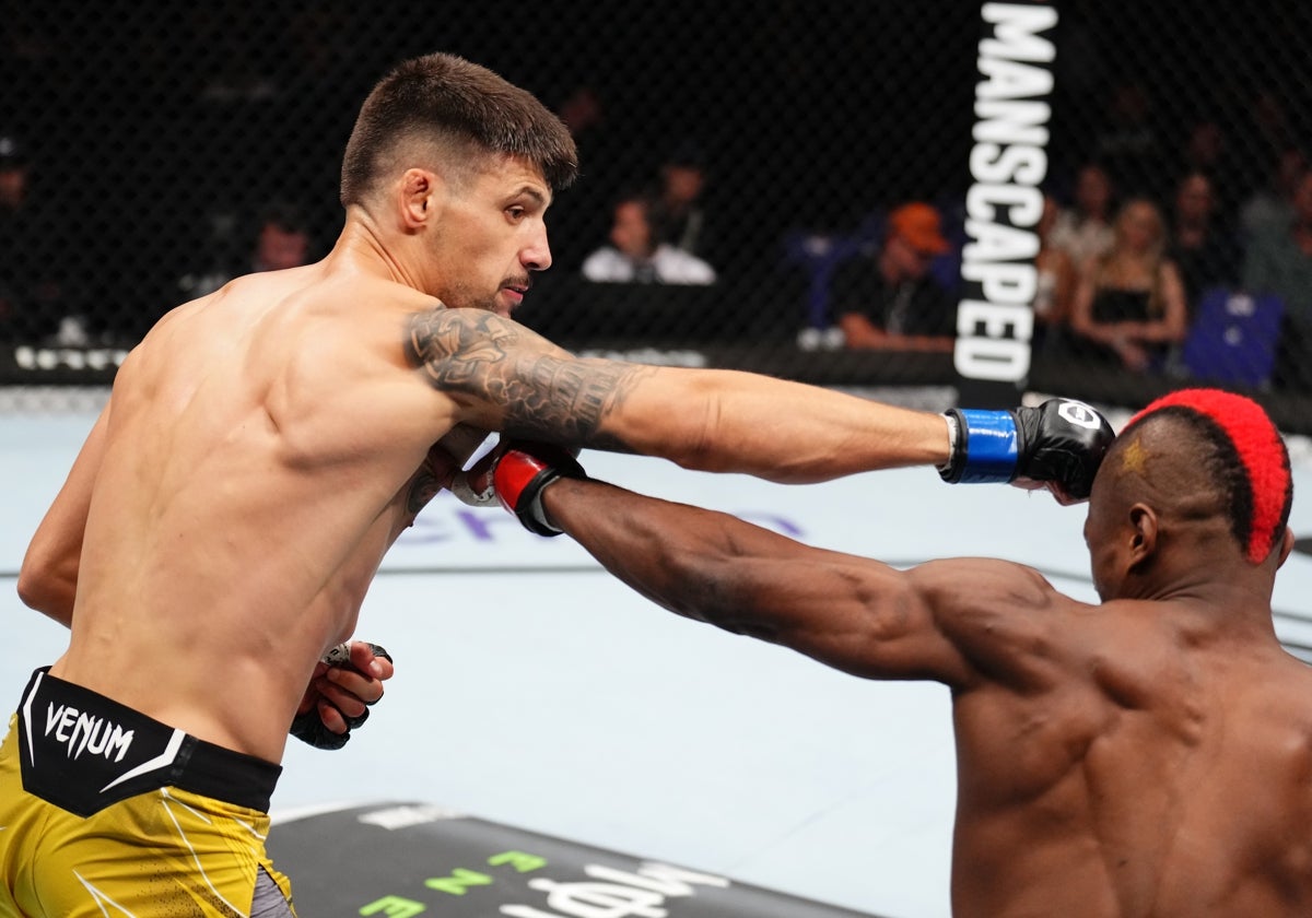 Joel Álvarez conecta una derecha sobre su oponente en el último combate en UFC