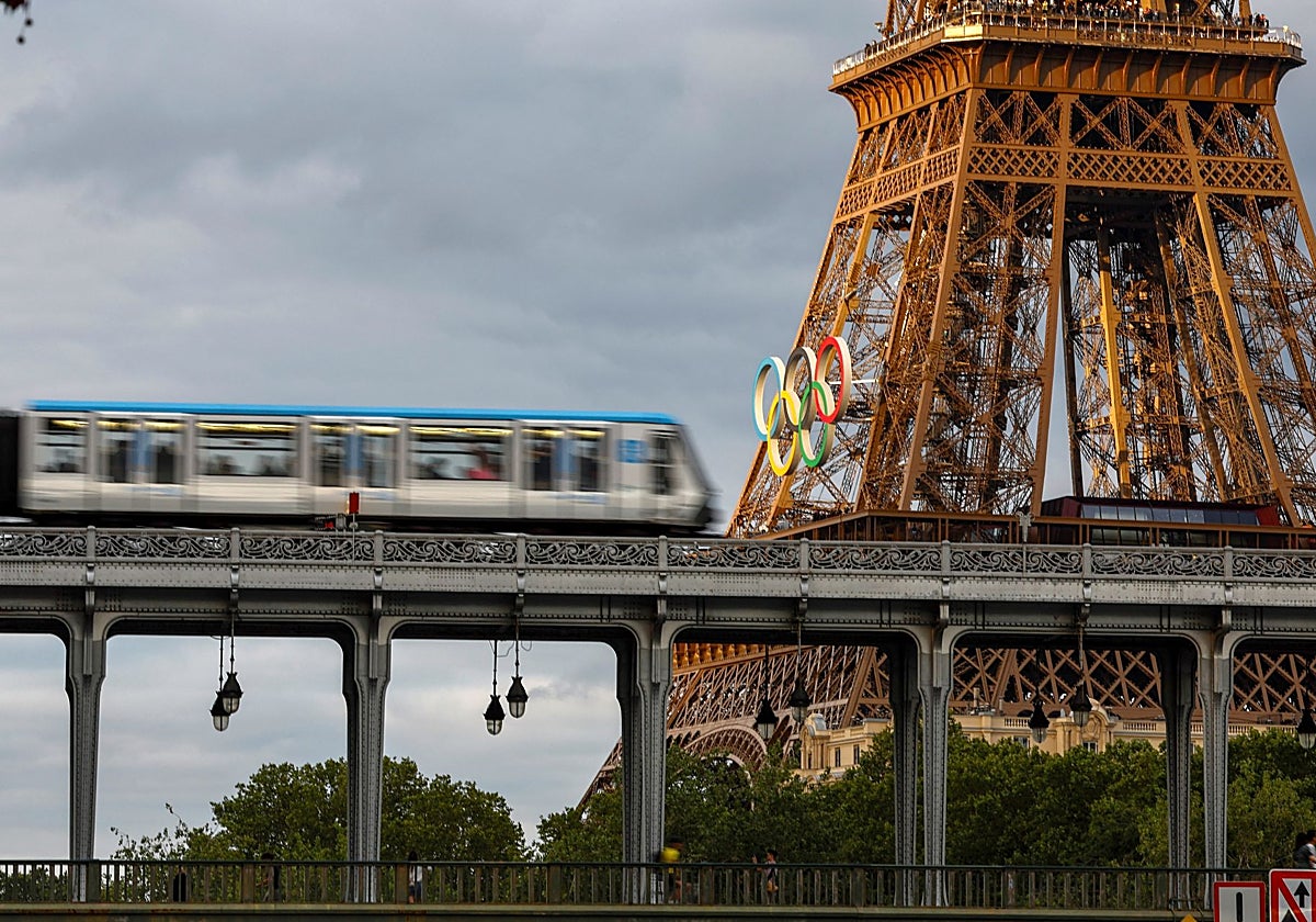 El metro parisino, con la Torre Eiffel de fondo